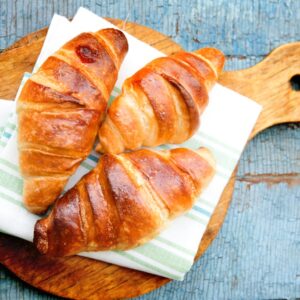 Receita de croissant tradicional bem francês direto pra sua mesa