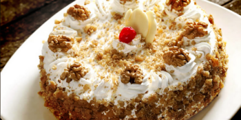 Torta de nozes com creme chantilly