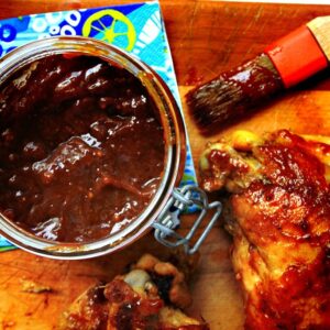 Molho barbecue caseiro que fica com gostinho de churrasco defumado