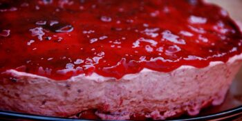 Gelatina de leite condensado com geleia de morango