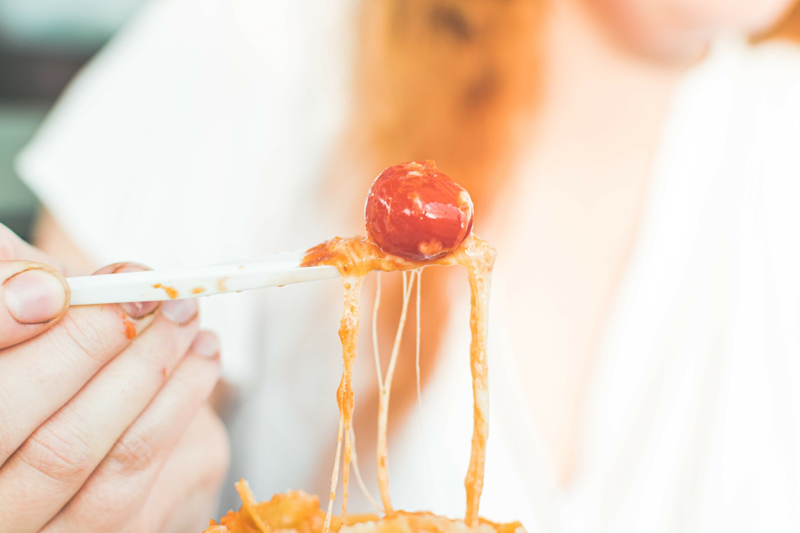 Macarrão com queijo e tomate