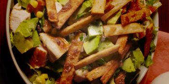 Salada de frango com chuchu, tomate e molho de iogurte