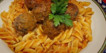 Macarrão com almôndegas