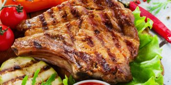Costeleta de porco grelhada com molho picante