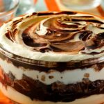 Receita de pavê de baunilha e cobertura de chocolate que desmancha na boca