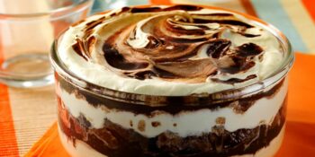 Pavê de baunilha e cobertura de chocolate