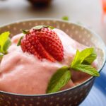 Como fazer sorvete de morango cremoso caseiro? Veja receita!