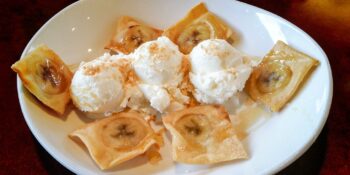 Chips de banana com sorvete de coco