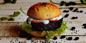 Hambúrguer de arroz negro e feijão