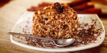 Bolo de nozes com doce de leite