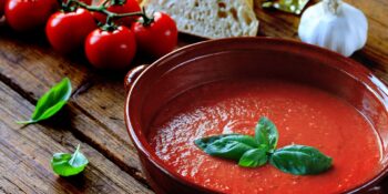 Sopa de tomate condimentada