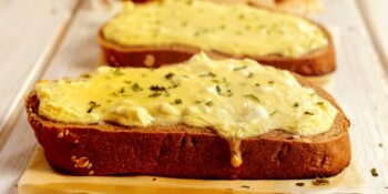 Bruschetta de pão de centeio e ervas