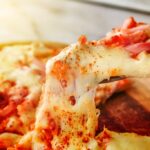 Receita de pizza com queijo, bacon e presunto: prática e sem erros