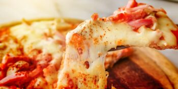 Pizza com queijo, bacon e presunto