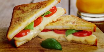 Queijo quente e tomate