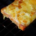 Queijo quente e cebola com sabor agridoce e muito puxa-puxa