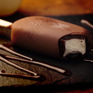 Sorvete de baunilha coberto com chocolate [receita]