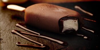 Sorvete de baunilha coberto com chocolate