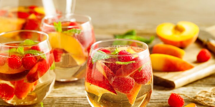 sangria com espumante moscatel sangria com espumante rosé sangria portuguesa de espumante como fazer sangria de champanhe com morangos clericot com espumante receita de sangria portuguesa receita sangria sangria de morango