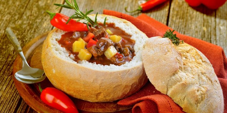 Goulash em mini pão italiano de dar água na boca de tão gostoso