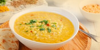 Sopa de lentilha com pão árabe