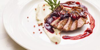 Peito de pato com molho de cranberry