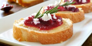 Bruschetta de camembert e morango