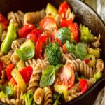 Macarrão integral com brócolis tudo gostoso simples fácil