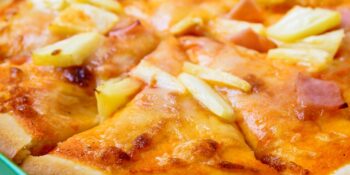 Pizza de queijo, abacaxi e presunto