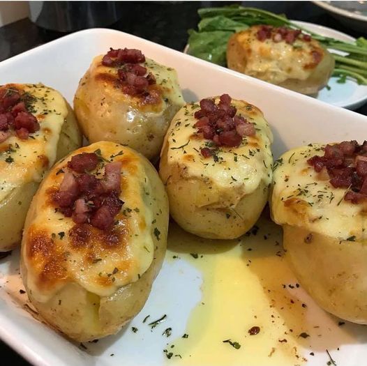 Batata assada com queijo e bacon simples fácil