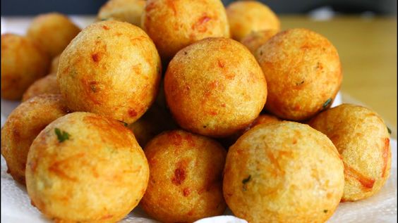 Bolinho de batata recheado com queijo simples e fácil