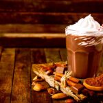 Chocolate quente com chantilly tudo gostoso simples fácil