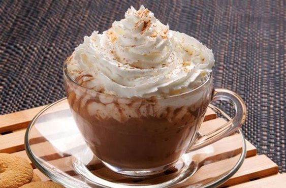 Chocolate quente com chantilly  tudo gostoso simples panelaterapia