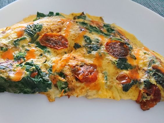 Omelete de brócolis e tomate