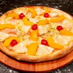 Pizza doce de pera, pêssego e abacaxi