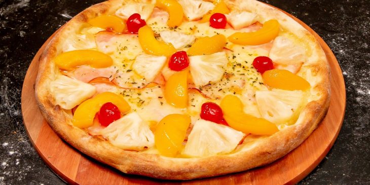 Pizza doce de pera, pêssego e abacaxi