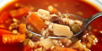 Sopa de cevada com ervilha, carne e batata