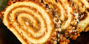 Rocambole com doce de leite, rum e castanhas