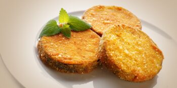 Fatias de berinjela à milanesa
