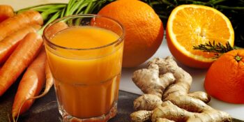 Suco detox de laranja, alecrim, gengibre e cenoura