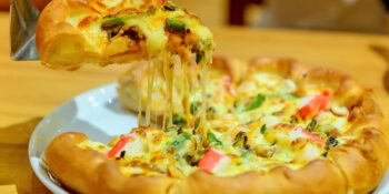 Pizza de kani com borda de requeijão
