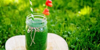 Suco detox de couve, pepino, gengibre e hortelã