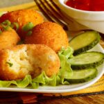 Bolinho italiano com queijo camembert (arancini) --> [receita fácil]