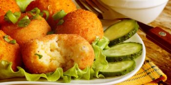 Bolinho italiano com queijo camembert (arancini)