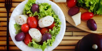 Salada de alface, azeitona e palmito