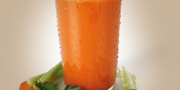 Vitamina de cenoura, pepino e agrião