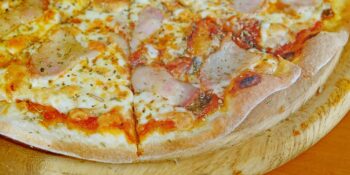 Pizza de queijo e bacon