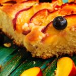 Cuca de nectarina: receita alemã com farofa fácil e rápida