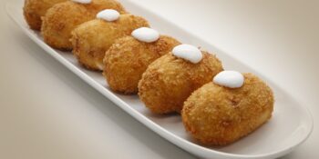 Bolinho de batata recheado com cream cheese