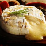Essa receita é clássica: queijo camembert assado com mel e alecrim